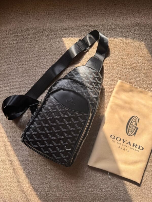 GOYARD
𝙼𝚎𝚗𝚜 𝙲𝚛𝚘𝚜𝚜𝚋𝚘𝚍𝚢 𝙱𝚊𝚐𝚜
𝚆𝚒𝚝𝚑 𝙳𝚞𝚜𝚝 𝚋𝚊𝚐