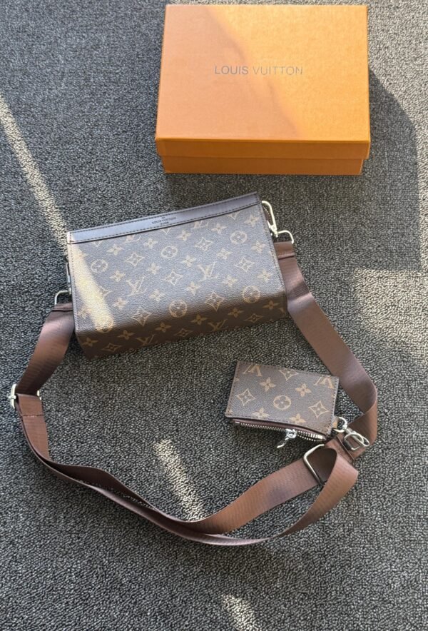 LOUIS VUITTON

𝚂𝚖𝚊𝚕𝚕 𝚂𝚒𝚣𝚎 𝚠𝚒𝚝𝚑 𝚂𝚝𝚛𝚊p - Image 3