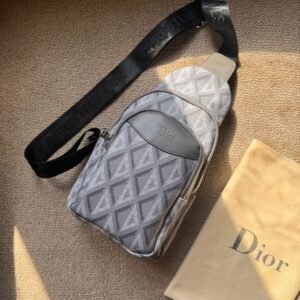 DIOR
𝙼𝚎𝚗𝚜 𝙲𝚛𝚘𝚜𝚜𝚋𝚘𝚍𝚢 𝙱𝚊𝚐𝚜
𝚆𝚒𝚝𝚑 𝙳𝚞𝚜𝚝 𝚋𝚊𝚐