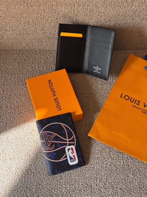 LOUIS VUITTON
ᴍᴇɴ ᴄᴀʀᴅ ᴡᴀʟʟᴇᴛꜱ
𝚆𝚒𝚝𝚑 𝚋𝚘𝚡 𝚗 𝚋𝚊𝚐 - Image 4