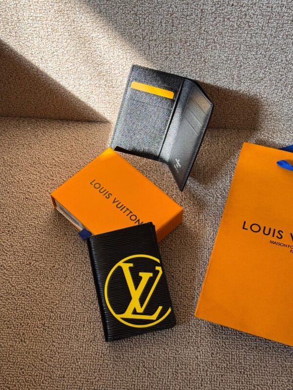 LOUIS VUITTON
ᴍᴇɴ ᴄᴀʀᴅ ᴡᴀʟʟᴇᴛꜱ
𝚆𝚒𝚝𝚑 𝚋𝚘𝚡 𝚗 𝚋𝚊𝚐 - Image 7