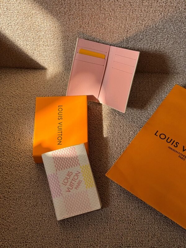 LOUIS VUITTON
ᴍᴇɴ ᴄᴀʀᴅ ᴡᴀʟʟᴇᴛꜱ
𝚆𝚒𝚝𝚑 𝚋𝚘𝚡 𝚗 𝚋𝚊𝚐 - Image 6