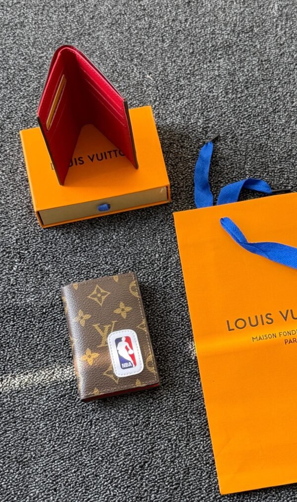 LOUIS VUITTON
ᴍᴇɴ ᴄᴀʀᴅ ᴡᴀʟʟᴇᴛꜱ
𝚆𝚒𝚝𝚑 𝚋𝚘𝚡 𝚗 𝚋𝚊𝚐 - Image 14