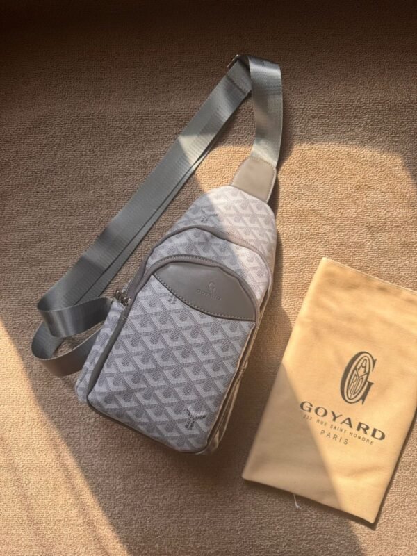 GOYARD
𝙼𝚎𝚗𝚜 𝙲𝚛𝚘𝚜𝚜𝚋𝚘𝚍𝚢 𝙱𝚊𝚐𝚜
𝚆𝚒𝚝𝚑 𝙳𝚞𝚜𝚝 𝚋𝚊𝚐 - Image 2