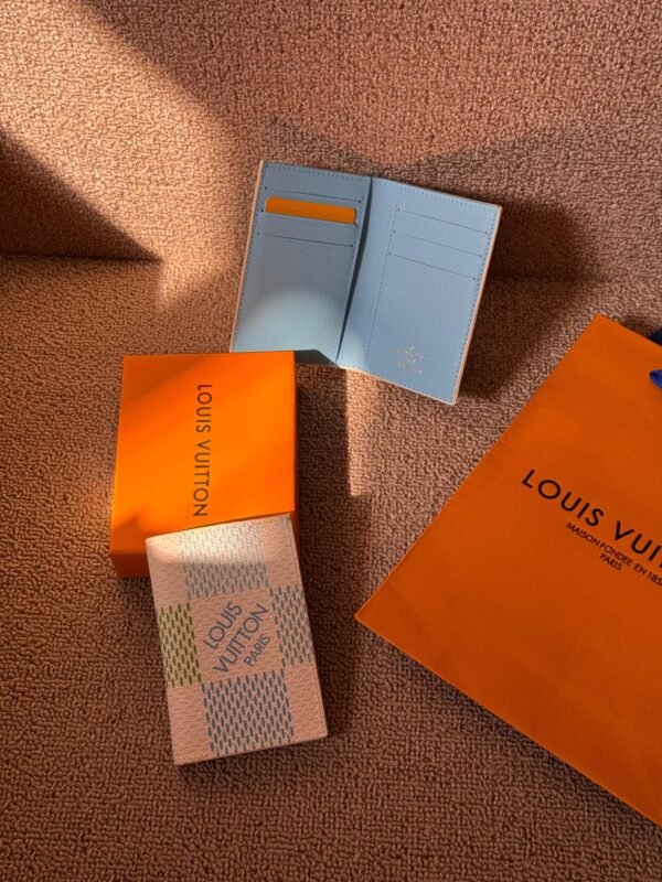 LOUIS VUITTON
ᴍᴇɴ ᴄᴀʀᴅ ᴡᴀʟʟᴇᴛꜱ
𝚆𝚒𝚝𝚑 𝚋𝚘𝚡 𝚗 𝚋𝚊𝚐 - Image 5