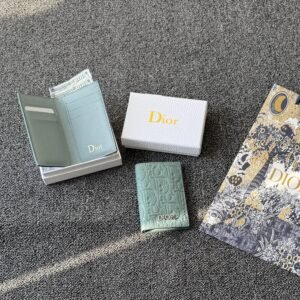 DIOR
ᴍᴇɴ ᴄᴀʀᴅ ᴡᴀʟʟᴇᴛꜱ
𝚆𝚒𝚝𝚑 𝚋𝚘𝚡 𝚗 𝚋𝚊𝚐