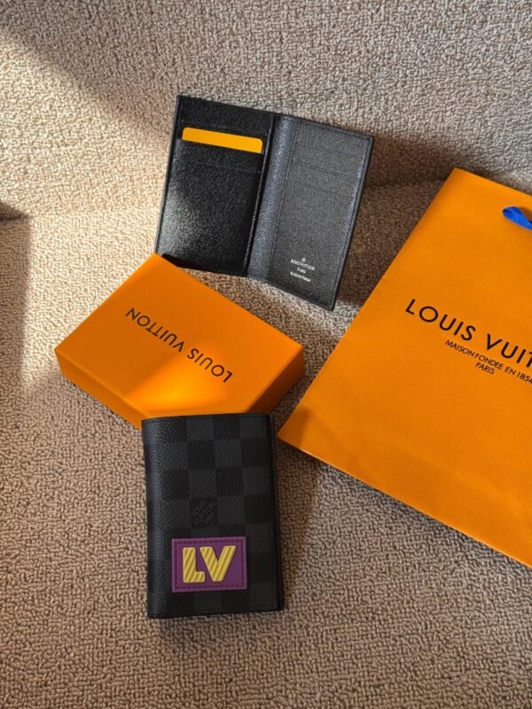LOUIS VUITTON
ᴍᴇɴ ᴄᴀʀᴅ ᴡᴀʟʟᴇᴛꜱ
𝚆𝚒𝚝𝚑 𝚋𝚘𝚡 𝚗 𝚋𝚊𝚐 - Image 16