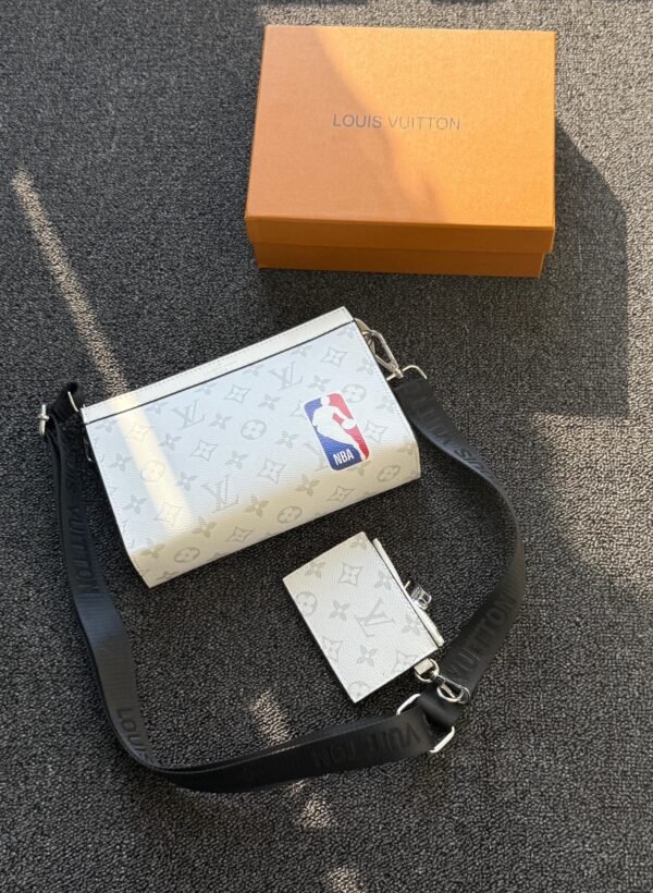 LOUIS VUITTON

𝚂𝚖𝚊𝚕𝚕 𝚂𝚒𝚣𝚎 𝚠𝚒𝚝𝚑 𝚂𝚝𝚛𝚊p