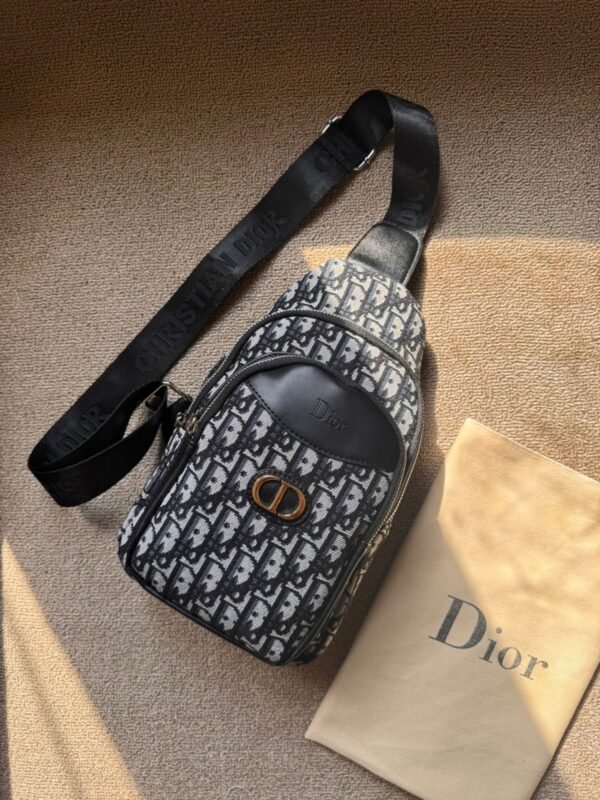 DIOR
𝙼𝚎𝚗𝚜 𝙲𝚛𝚘𝚜𝚜𝚋𝚘𝚍𝚢 𝙱𝚊𝚐𝚜
𝚆𝚒𝚝𝚑 𝙳𝚞𝚜𝚝 𝚋𝚊𝚐 - Image 3