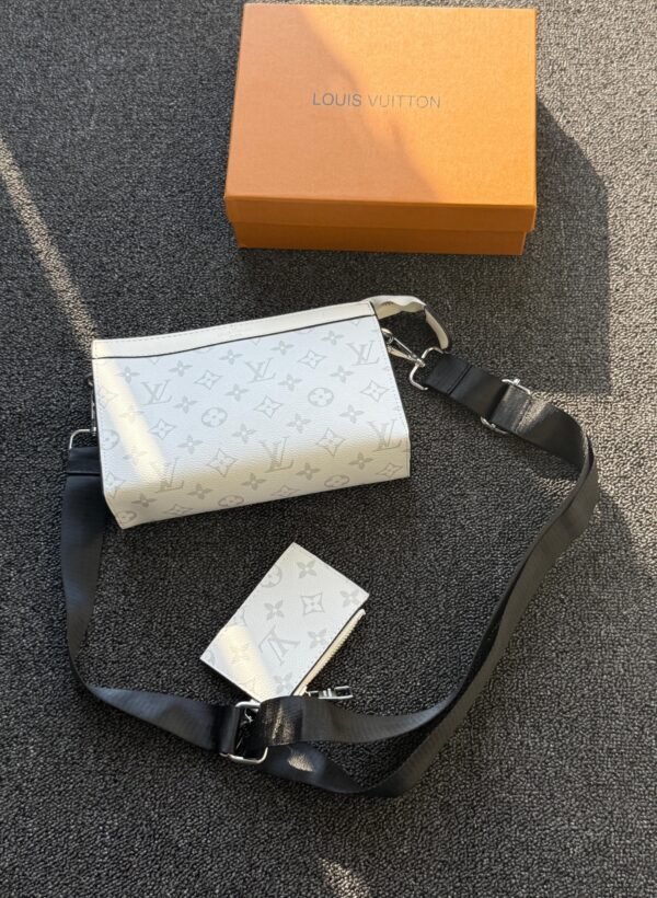 LOUIS VUITTON

𝚂𝚖𝚊𝚕𝚕 𝚂𝚒𝚣𝚎 𝚠𝚒𝚝𝚑 𝚂𝚝𝚛𝚊p - Image 8