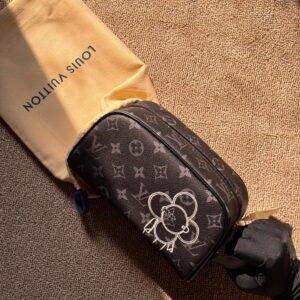 𝗟𝗢𝗨𝗜𝗦 𝗩𝗨𝗜𝗧𝗧𝗢𝗡
ᴛᴏɪʟᴇᴛʀʏ ʙᴀɢ ᴍᴀꜱᴛᴇʀ
ᴅᴜꜱᴛ ʙᴀɢ