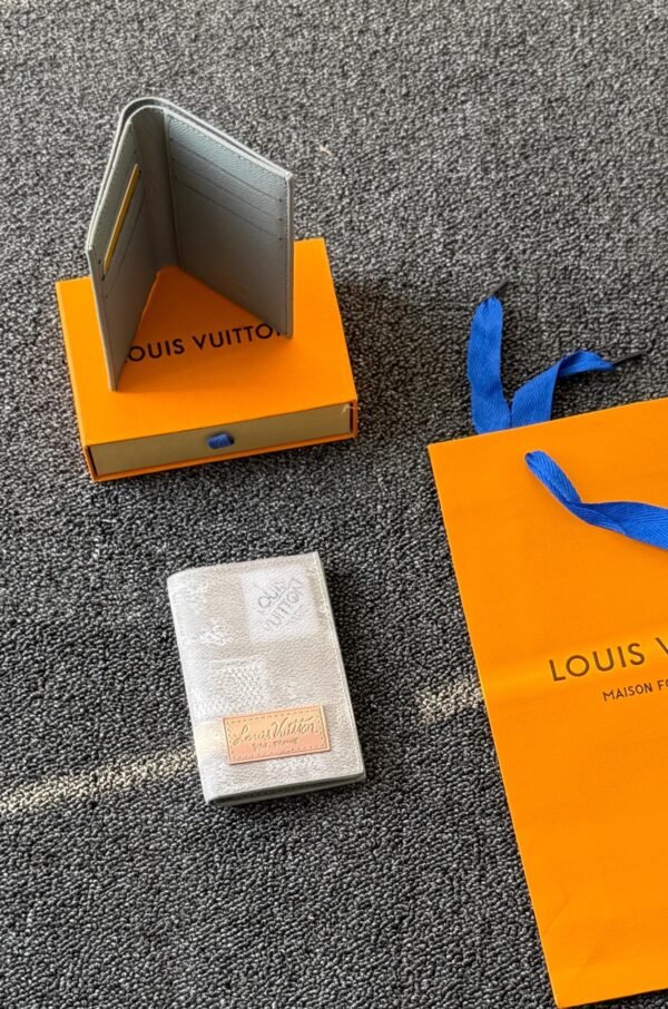 LOUIS VUITTON
ᴍᴇɴ ᴄᴀʀᴅ ᴡᴀʟʟᴇᴛꜱ
𝚆𝚒𝚝𝚑 𝚋𝚘𝚡 𝚗 𝚋𝚊𝚐 - Image 10