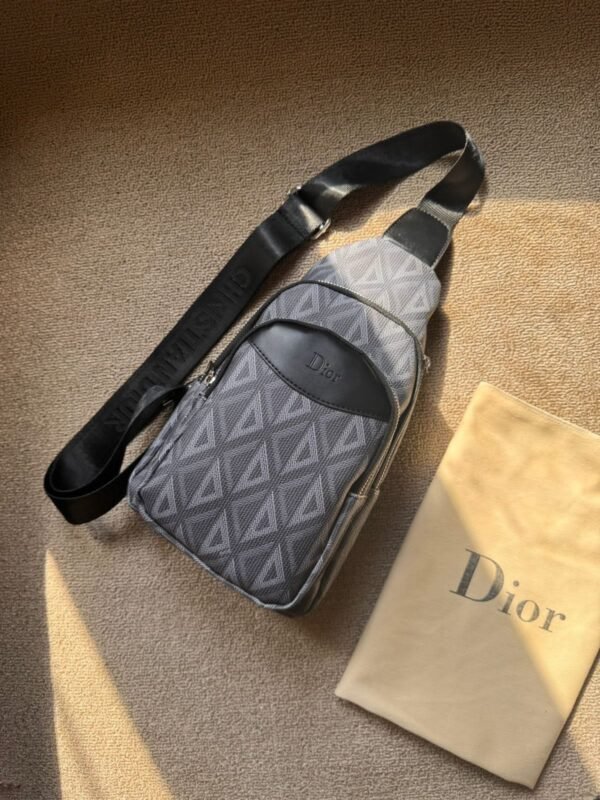 DIOR
𝙼𝚎𝚗𝚜 𝙲𝚛𝚘𝚜𝚜𝚋𝚘𝚍𝚢 𝙱𝚊𝚐𝚜
𝚆𝚒𝚝𝚑 𝙳𝚞𝚜𝚝 𝚋𝚊𝚐 - Image 2