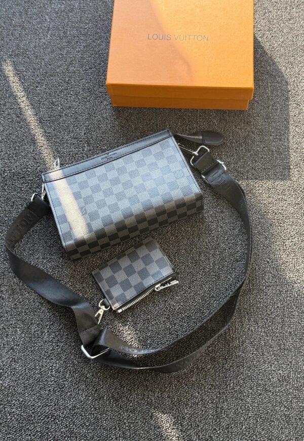 LOUIS VUITTON

𝚂𝚖𝚊𝚕𝚕 𝚂𝚒𝚣𝚎 𝚠𝚒𝚝𝚑 𝚂𝚝𝚛𝚊p - Image 12