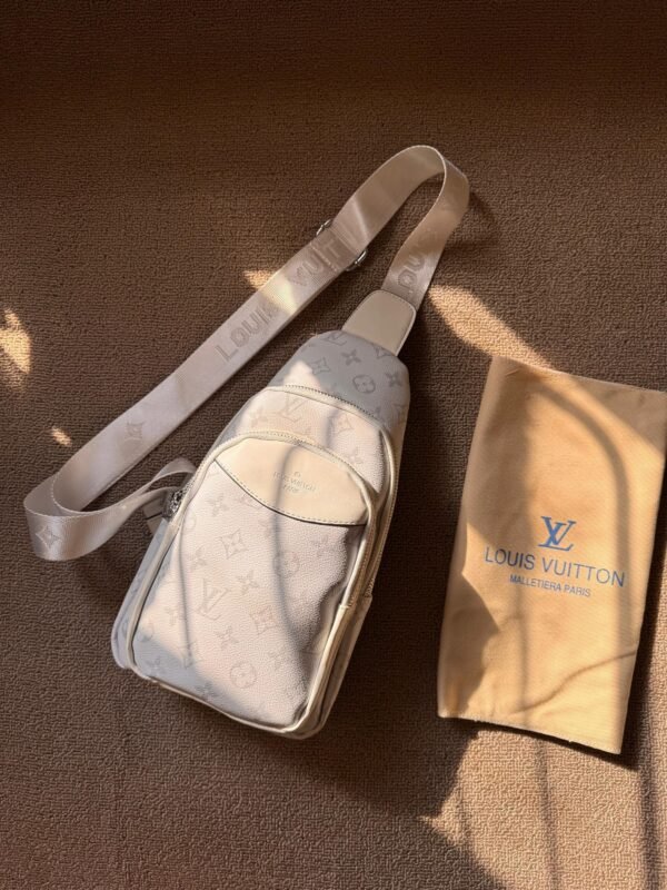 LOUIS VUITTON
𝙼𝚎𝚗𝚜 𝙲𝚛𝚘𝚜𝚜𝚋𝚘𝚍𝚢 𝙱𝚊𝚐𝚜
𝚆𝚒𝚝𝚑 𝙳𝚞𝚜𝚝 𝚋𝚊𝚐 - Image 2