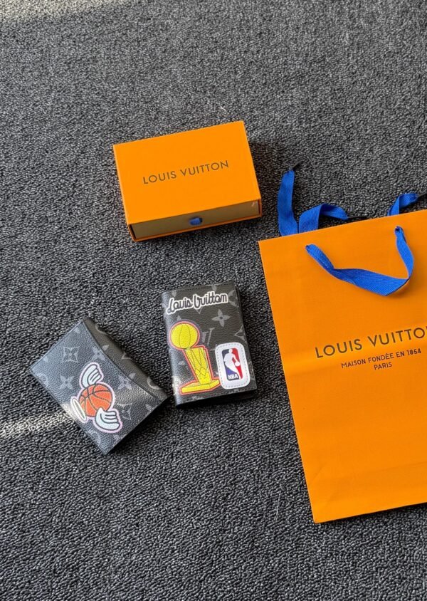 LOUIS VUITTON
ᴍᴇɴ ᴄᴀʀᴅ ᴡᴀʟʟᴇᴛꜱ
𝚆𝚒𝚝𝚑 𝚋𝚘𝚡 𝚗 𝚋𝚊𝚐 - Image 15