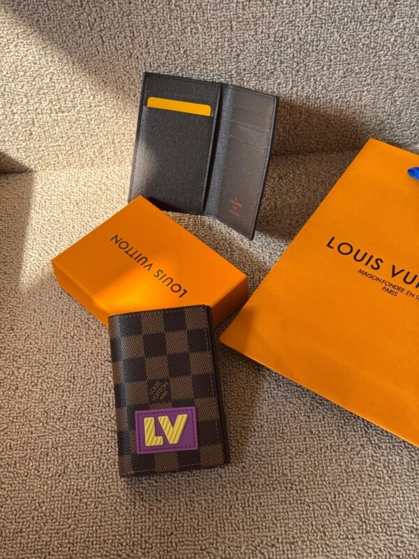 LOUIS VUITTON
ᴍᴇɴ ᴄᴀʀᴅ ᴡᴀʟʟᴇᴛꜱ
𝚆𝚒𝚝𝚑 𝚋𝚘𝚡 𝚗 𝚋𝚊𝚐 - Image 19