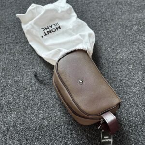 MONTBLANC
ᴛᴏɪʟᴇᴛʀʏ ʙᴀɢ ᴍᴀꜱᴛᴇʀ
ᴡɪᴛʜ ᴅᴜꜱᴛ ʙᴀɢ