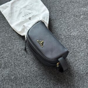 PRADA
ᴛᴏɪʟᴇᴛʀʏ ʙᴀɢ ᴍᴀꜱᴛᴇʀ 
ᴡɪᴛʜ ᴅᴜꜱᴛ ʙᴀɢ